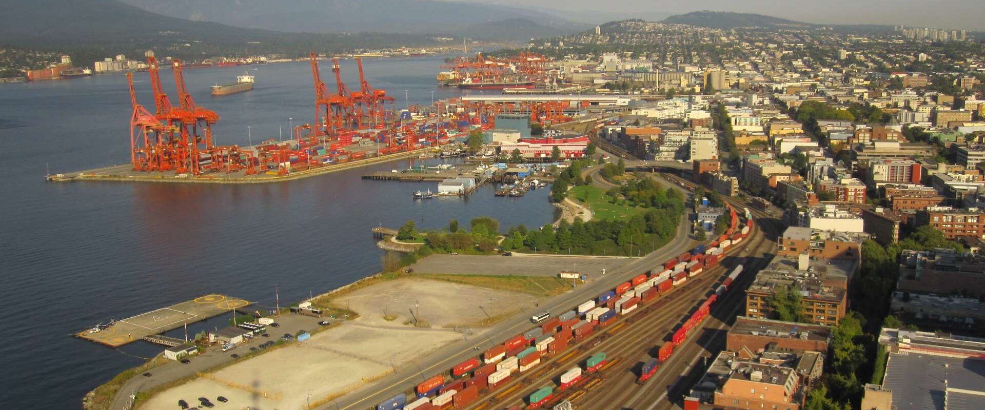 vista-aerea-da-doca-comercial-no-porto-da-cidade